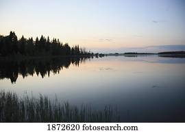 um, tranqüilo, lago, em, pôr do sol