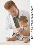 um, pediatra, examinando, um, bebê