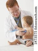 um, pediatra, examinando, um, bebê