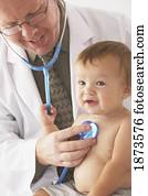 um, pediatra, examinando, um, bebê