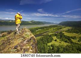 hiker, fazendo exame retratos, em, um, ponto vista, em, gorge rio colômbia, nacional, panorâmico, area;, oregon, estados unidos américa