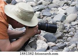 homem, fotografar, um, pequeno, liga, snake;, smithers, columbia britânica, canadá