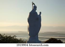 vista traseira, de, estátua, de, st., Patrick;, Croagh, patrick, mayo município, irlanda