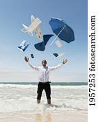 um, homem, plataformas, em, a, oceânicos, com, itens, de, trabalho, e, férias, voar, seu, head;, tarifa, cadiz, andalusia, espanha