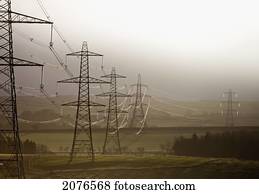 elétrico, torres transmissão, e, linhas, uma fileira, através, fields;, northumberland, inglaterra