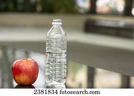 lanche saudável, de, água engarrafada, e, maçã, em, negócio, Environment;, edmonton, alberta, canadá