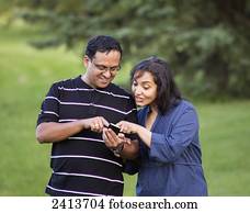 marido esposa, usando, social, mídia, ligado, um, esperto, phone;, edmonton, alberta, canadá