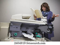 trabalhador escritório, frustrado, com, aperto papel, em, photocopier;, edmonton, alberta, canadá