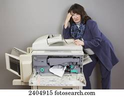 trabalhador escritório, frustrado, com, aperto papel, em, photocopier;, edmonton, alberta, canadá