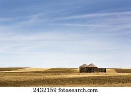 antigas, madeira, grão, caixas, em, um, corte, stubble, campo, com, céu azul, e, nebuloso, clouds;, alberta, canadá