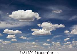 céu azul, com, inchado, e, nebuloso, clouds;, calgary, alberta, canadá