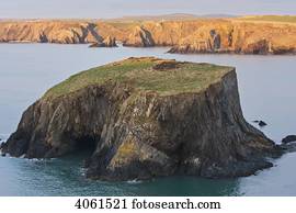 ilha pequena, e, penhascos, em, sundown, perto, Trefin, vila, ligado, a, pembrokeshire, costa, Path;, gales