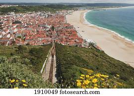 a, praia, ao longo, a, baía, e, funicular;, nazare, portugal a, praia, ao longo, a, baía, e, funicular;, nazare, portugal