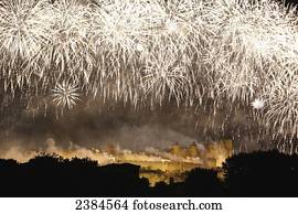 dia bastille, fogos artifício exibem, com, castelo, e, ramparts, iluminado, em, nighttime;, carcassonne, Languedoc-Rousillion, frança