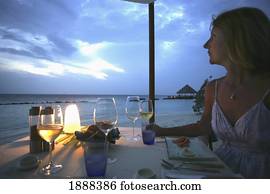 frau, an, eßtisch, zugewandt, dass, sandstrand, an, dusk.