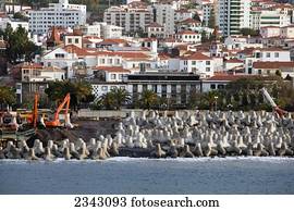 guindastes, fazendo, construção, em, a, borda água, prevenir, água, erosion;, funchai, madeira, portugal guindastes, fazendo, construção, em, a, borda água, prevenir, água, erosion;, funchai, madeira, portugal