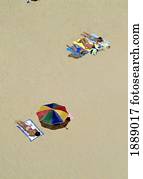 mulheres, sunbathing, ligado, praia, vista aérea mulheres, sunbathing, ligado, praia, vista aérea