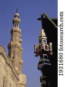 vista baixa ângulo, de, Ramadan, lâmpada, e, minarets, acima, bab, Zuwayla, cairo, Egypt;, cairo, egito