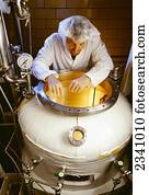 agricultura, -, um, técnico, examina, um, 800, liter, fermentor, usado, para, bacteriano, cultura, crescimento, em, a, animal, vacina, industry.