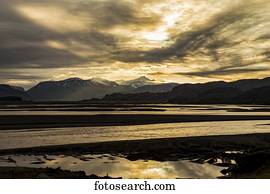 a, sol, conjuntos, tarde, em, a, noite, perto, verão, solstício, e, silhuetas, a, montanhas, e, rio, ligado, este, remoto, landscape;, islândia