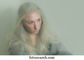 mulher jovem, com, longo, cabelo loiro, olhando baixo, com, um, nebuloso, effect;, connecticut, estados unidos américa