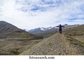 um, femininas, hiker, celebra, natureza, com, dela, braços estendido, em, a, pico, de, um, colina, em, a, paisagem montanha, de, sulista, Iceland;, islândia