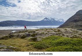 um, femininas, hiker, passeios, ao longo, a, borda, de, um, colina, ligado, a, rastro, acima, um, geleira, lago, e, montanha, ponto vista, em, iceland sulista, Vatnajokull, nacional, Park;, islândia