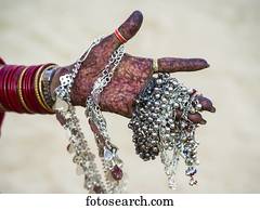 um, mão mulher, coberto, em, henna, arte corpo, e, segurando, prata, jewelry;, jaisalmer, rajasthan, índia