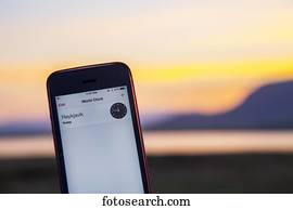 um, telefone pilha, monitores, a, local, tempo, perto, meia-noite, em, reykjavik, perto, meia-noite, com, a, luz dia, ainda, visível, em, verão, solstício, quando, a, sol, não, completamente, jogo, em, islândia, mesmo, em, midnight;, reykjavik, islândia