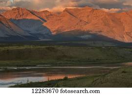 a, sol meia-noite, shines, ligado, a, montanhas, forro, a, vento, rio, em, a, casca, watershed;, yukon, canadá