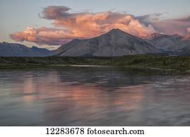 a, sol meia-noite, shines, ligado, a, montanhas, e, nuvens, forro, a, vento, rio, em, a, casca, watershed;, yukon, canadá