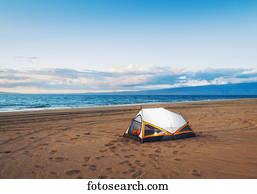 acampamento, praia, em, pôr do sol