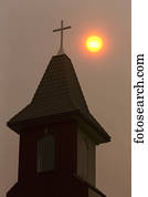 silueta, de, campanário igreja, com, sol alaranjado, bola, em, um, nebuloso, sky;, calgary, alberta, canadá