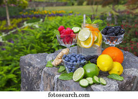 um, fresco, sortimento, de, frutas, bagas, e, produto, monte, em, um, jardim, para, um, colorido, fresco, alimentos, e, healty, comer, image;, vancouver, columbia britânica, canadá