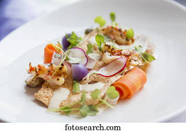 um, saudável, preparado, jantar fino, fresco, salada, de, verdes, vegetais raiz, e, coloridos, legumes, nicely, organizado, ligado, um, prato, e, pronto, para, service;, sooke, columbia britânica, canadá