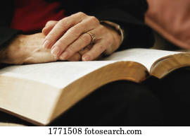 sênior, orando, com, bíblia aberta