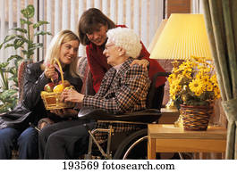 אמא וילדה, עם, סבתא