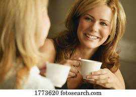 duas mulheres, comendo café