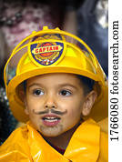 menino, vestido, semelhante, um, bombeiro, em, dia das bruxas