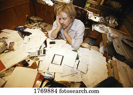 adormecido, em, um, pilha paperwork