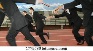 homens negócios, em, um, corrida revezamento