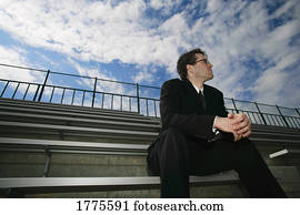 homens negócios, sentando, em, um, vazio, estádio