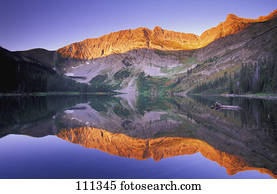 montanha, em, pôr do sol, visto, através, pacata, lago