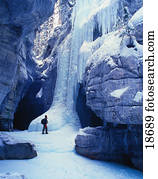 hiker, em, base, de, gelo, penhasco