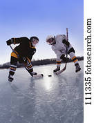 meninos jovens, tocando, hóquei de gelo, ao ar livre