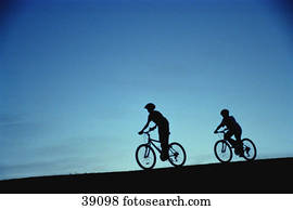 silueta, de, ciclistas, ligado, colina