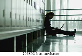 estudante, sentando, por, lockers