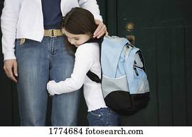 criança, segurando, mãe, perna