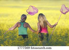 duas meninas, procurar, borboletas