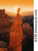 rochoso, outcropping, em, profundo, desfiladeiro